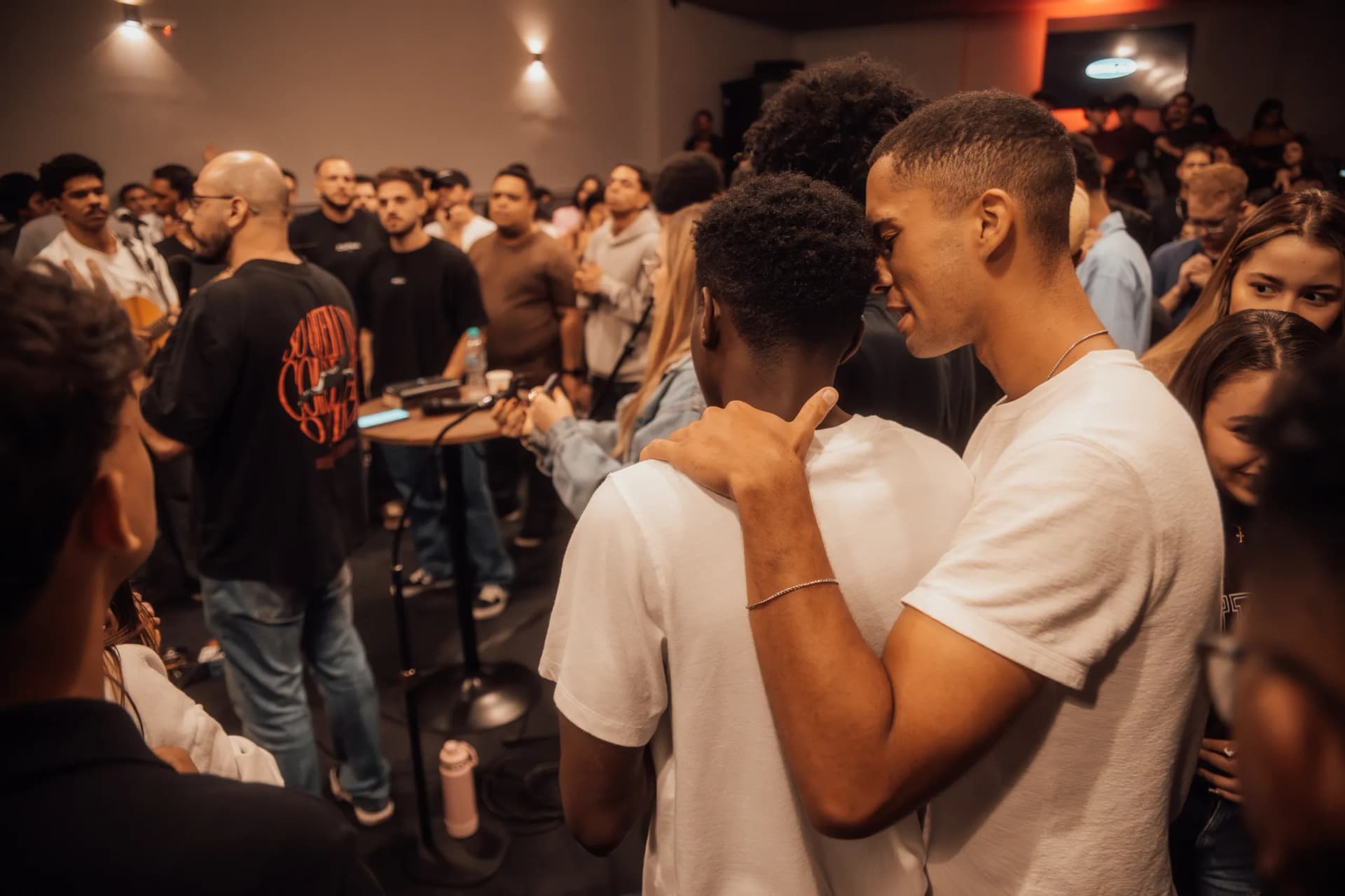 Dois jovens abraçados durante um encontro